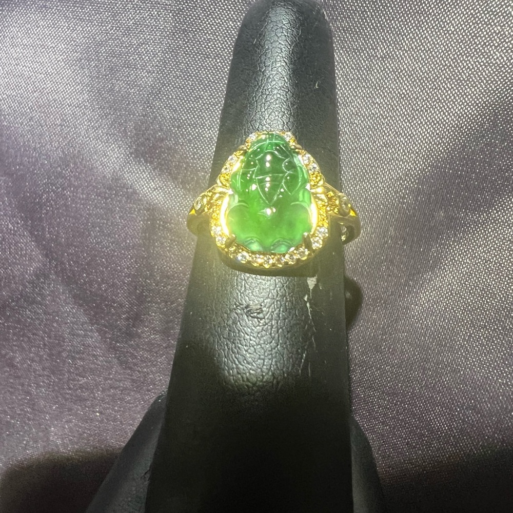Elegant Green and Gold Women's Ring